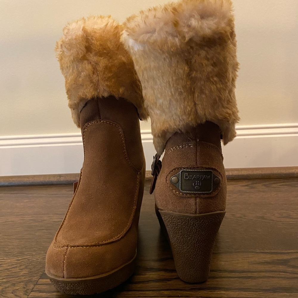 Bearpaw wedge boots size 8